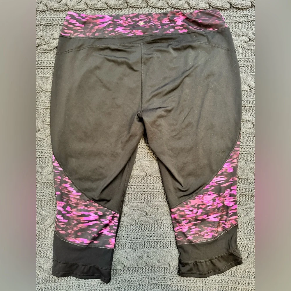 Tek Gear Black and Pink Camo Capri Leggings Women 2X - Picture 4 of 6
